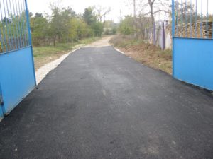 Lucrări de asfaltare a teritoriului Liceului Teoretic ,,Vlad Ioviță”.